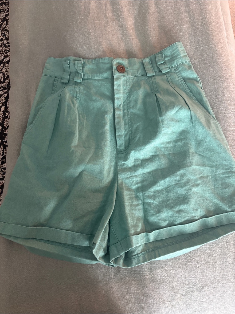 Urban Outfitters Green High-Waist Pleated Shorts size 10